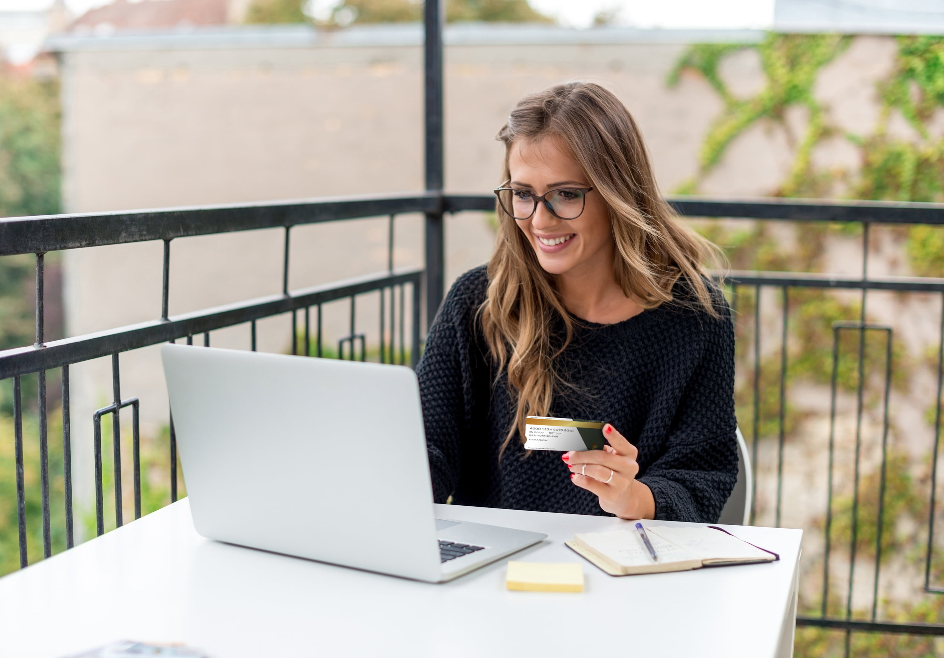 Dame betaler med Agricard Firma på nett