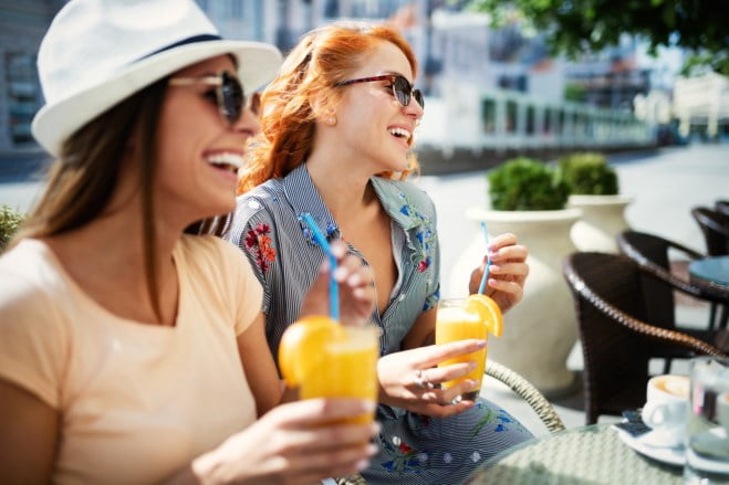 To smilende venninner på en restaurant