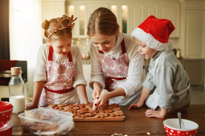 Mor og barn baker til jul